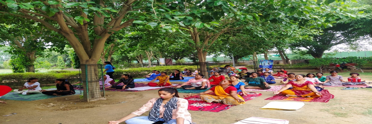 नवलोक महिला पंचायत में योगा कैंप